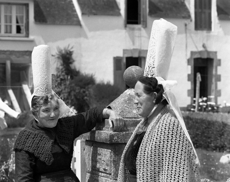 A droite, Maria Floch, épouse Coïc. Penmarch.