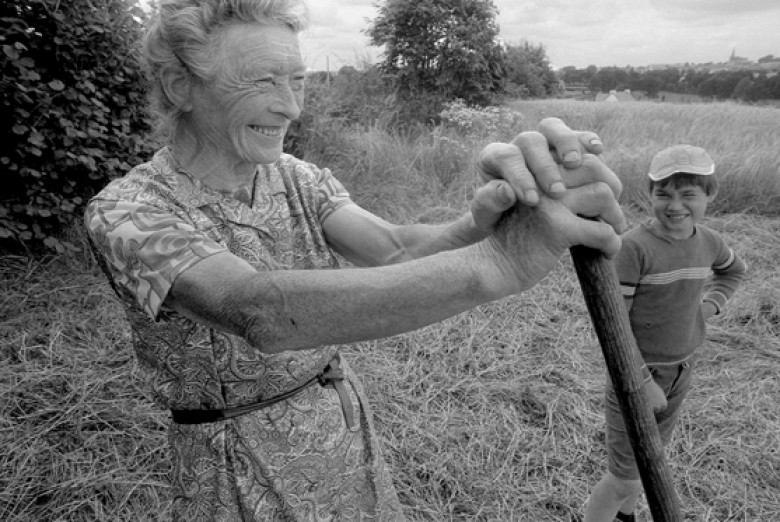 Anna PITEL et son petit-fils Alain, à la Haie en Plessala. 1985