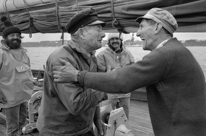 Arrivée du thonier Biche à Groix. Rencontre entre l’ancien patron, Ange STEPHANT et Charles BOOTH, l’un des deux propriétaires. 7 août 1979