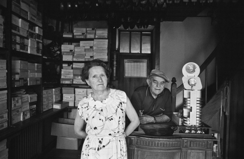 Laurent Josset, cordonnier et marchand de chaussures, et sa femme Marie, receveuse des postes. Merdrignac.