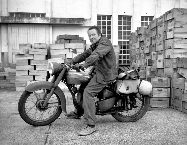 Georges Perros et sa fameuse moto, devant une usine du Rosmeur, Douarnenez.
