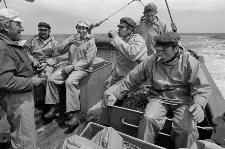 Pause lors du trait de chalut à bord du palangrier douarneniste « Reine de la Mer », patron Charles Mézou. De gauche à droite : Raphaël Chapalain, Jean Sibiril, Bernard Ascoët, Jean-Pierre Guével, Louis Youinou, Henri Olivier, Jean-Luc Mézou. Mer d'Iroise