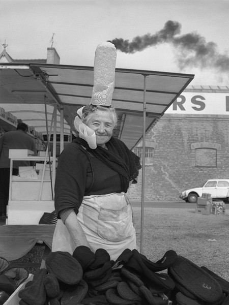 Marie-Corentine LUCAS, épouse DORNIC, commerçante ambulante originaire de Combrit. Sur le marché de Penmarc’h