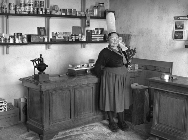 Buvette épicerie de Madame LE BERRE sur la route de Plomeur. 1973