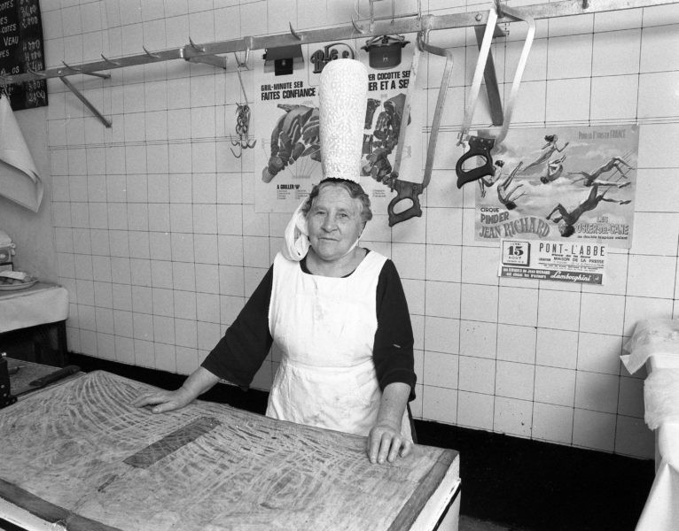 Marianne Sinou, épouse Guennec. Boucherie-épicerie. Pont-l'Abbé.